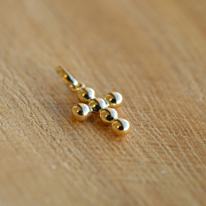 Colgante Cruz Celestina con perlas de oro amarillo de 18 quilates - Casa Laudate