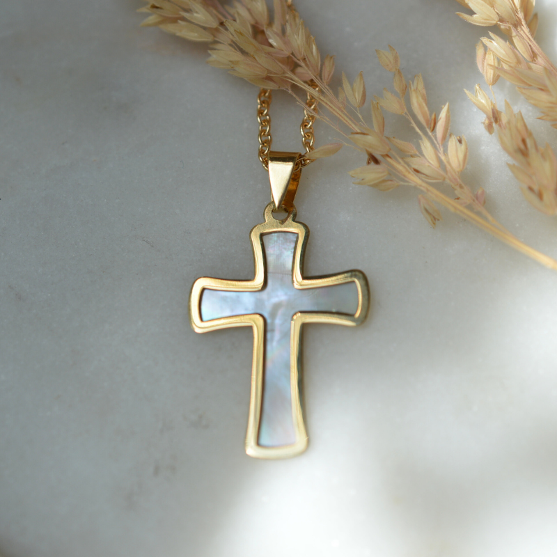 Colgante Cruz Madreperla y Oro Amarillo 18 Quilates - Casa Laudate