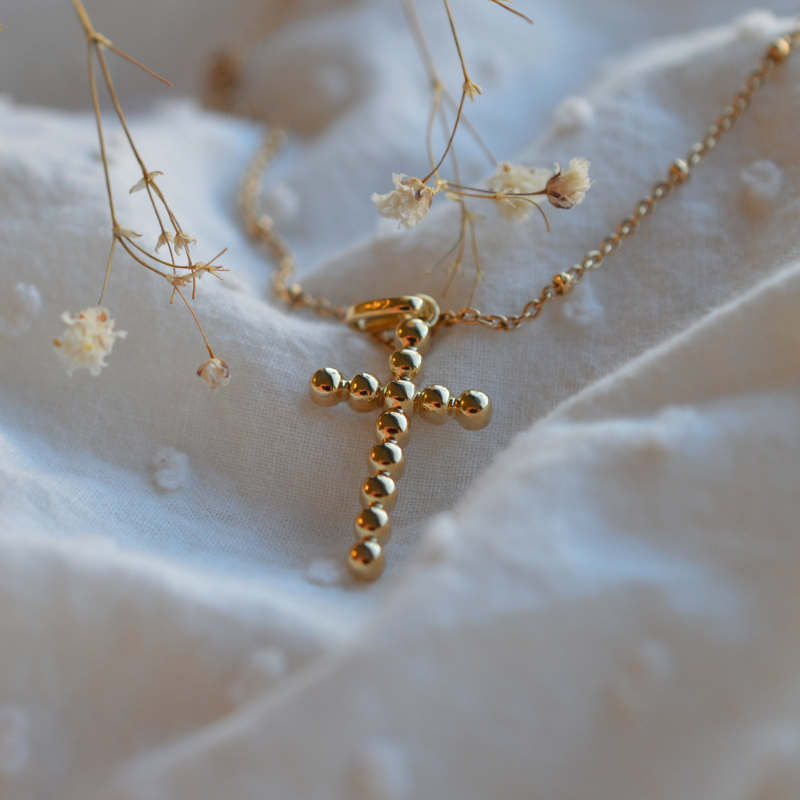 Cruz perlada en oro de 18 quilates - Casa Laudate