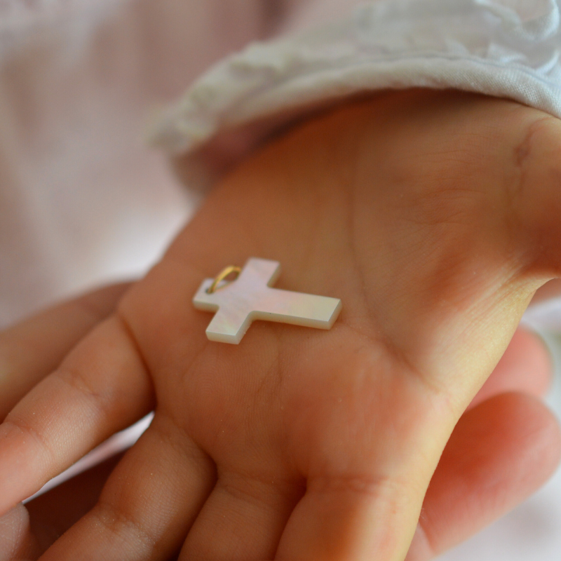 Maison Laudate - Colgante Cruz de barra en nácar y oro de 18 quilates