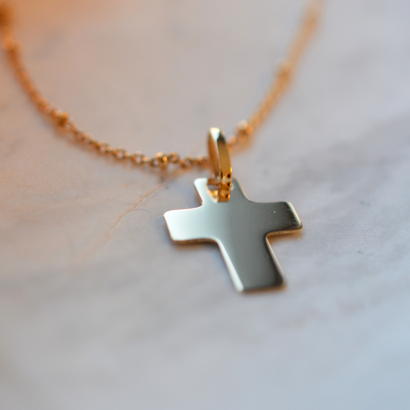 cruz ancha de oro amarillo de 18 quilates