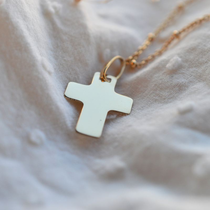 cruz ancha de oro amarillo de 18 quilates