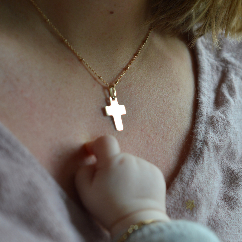 cruz ancha de oro amarillo de 18 quilates