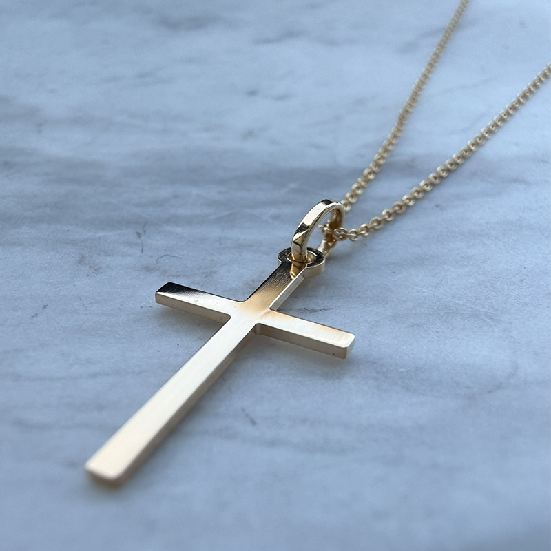 Colgante Cruz Clásica Oro 9 Quilates - Maison Laudate