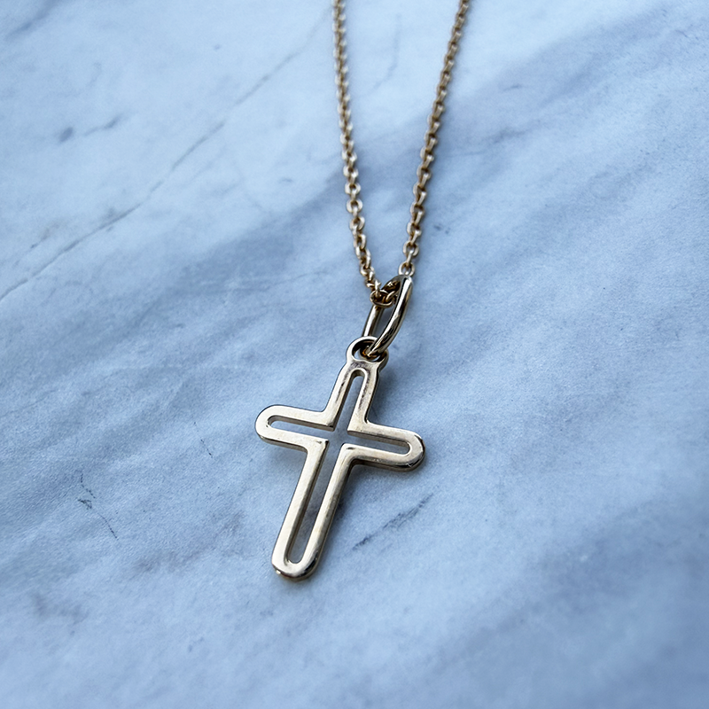 Pequeña Cruz Calada en Oro 18 Quilates - Laudate