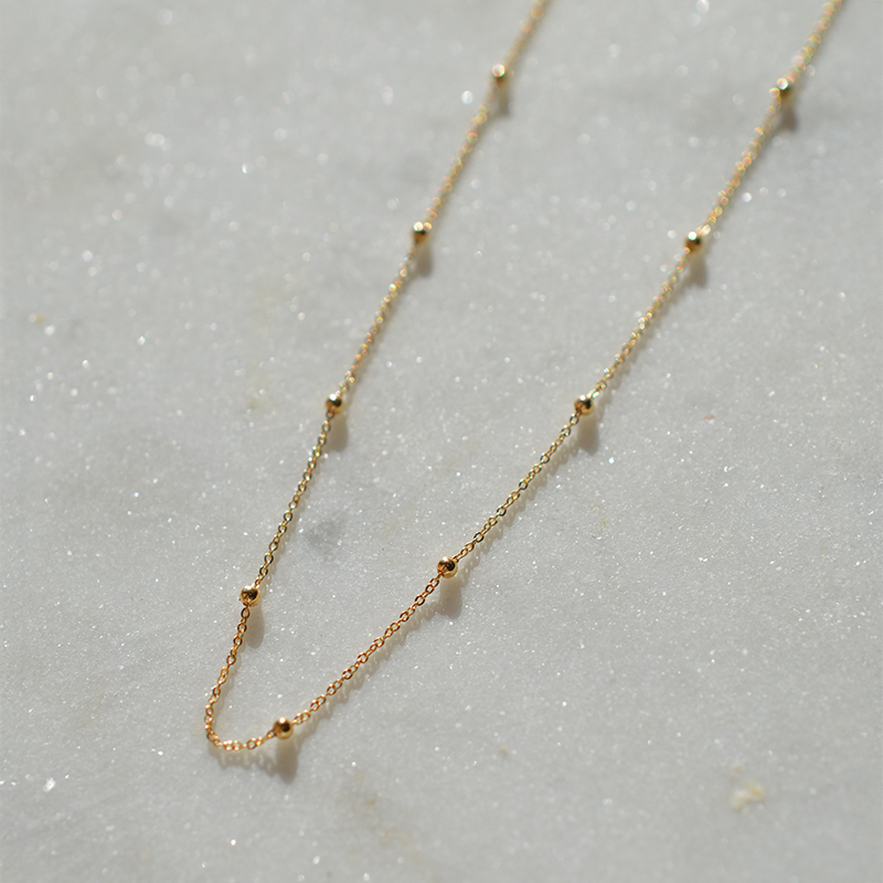 Cadena de perlas compuesta de plata 925 con acabado en oro amarillo de 18 quilates