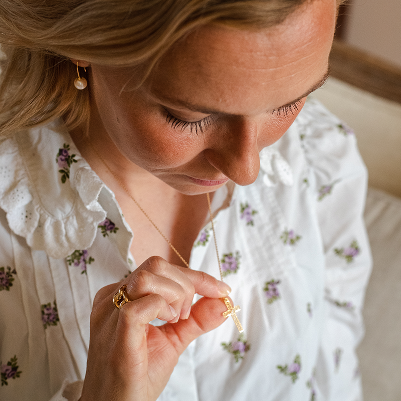 Colgante Cruz de Vidriera en Oro Amarillo de 18 Quilates - Maison Laudate