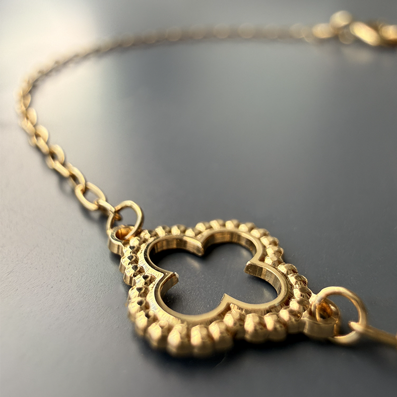 Pulsera Honorine Cruz Gótica Aportada Perlada - Oro de 9 Quilates