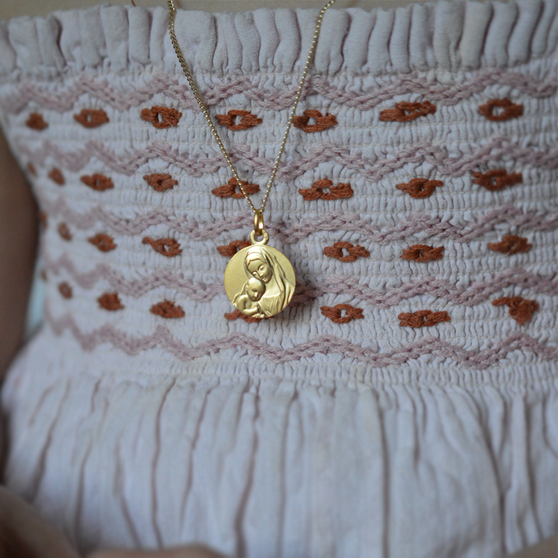 Medalla de Bautismo Virgen con el Niño Madre Protectora Oro 18 Quilates