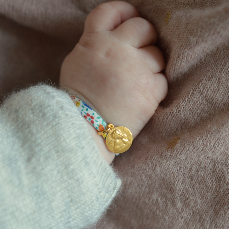 Medalla de bautismo: mini Ángel Rafael - pulsera liberty - Casa Laudate