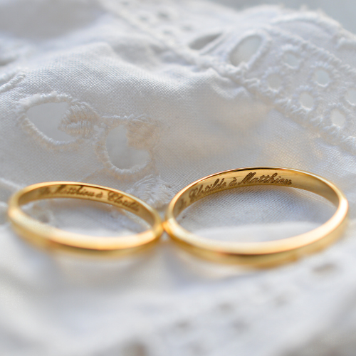 Alianza de boda y compromiso