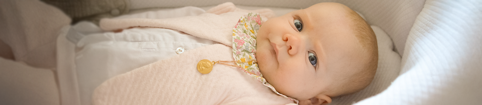 Medalla de bautizo para niña