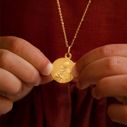 Medalla de bautizo para niña